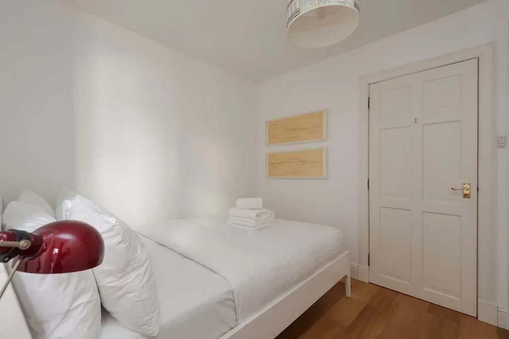 3 New Assembly Close - Royal Mile Edinburgh 0*,